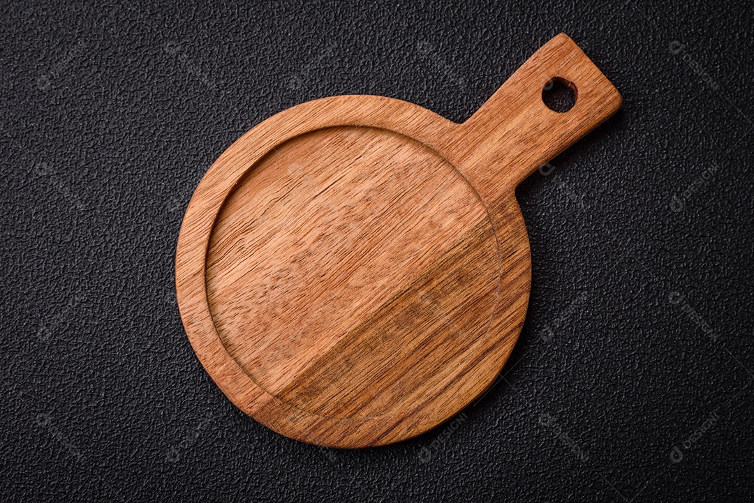 Tábua de madeira vazia para preparar ingredientes para preparar um prato delicioso. Utensílios de cozinha