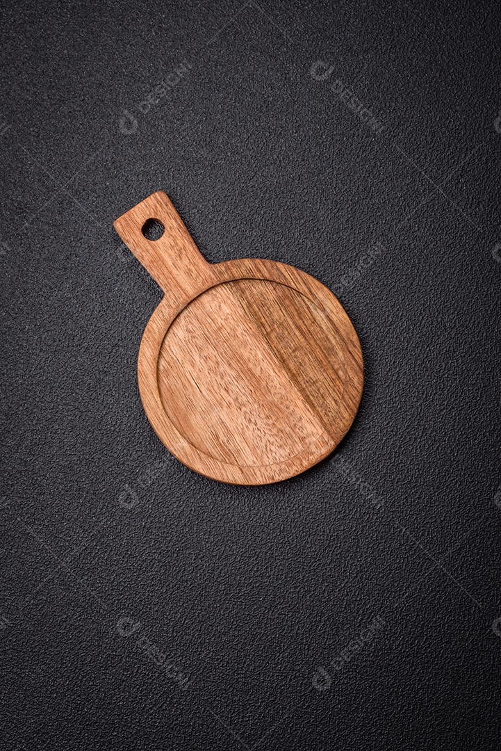 Um recipiente cilíndrico vazio feito de madeira para especiarias ou sal. Utensílios de cozinha