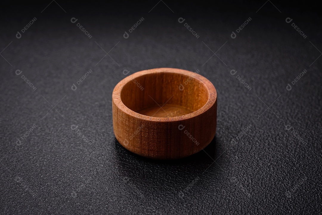 Um recipiente cilíndrico vazio feito de madeira para especiarias ou sal. Utensílios de cozinha