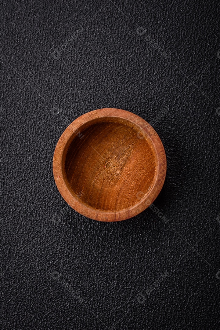 Um recipiente cilíndrico vazio feito de madeira para especiarias ou sal. Utensílios de cozinha