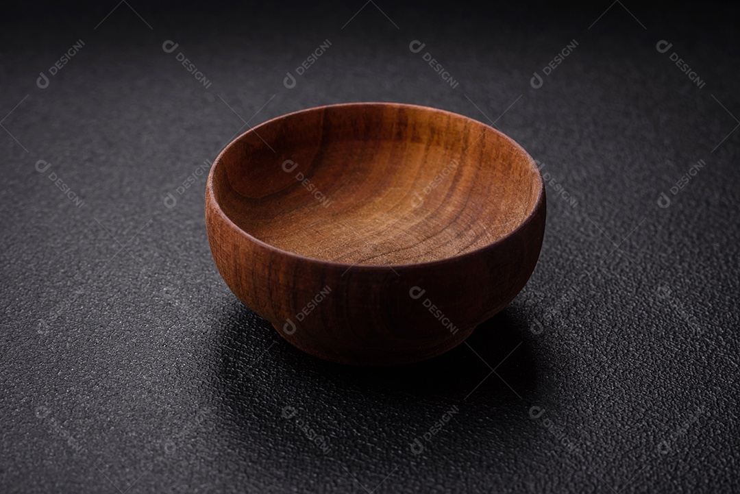 Um recipiente cilíndrico vazio feito de madeira para especiarias ou sal. Utensílios de cozinha