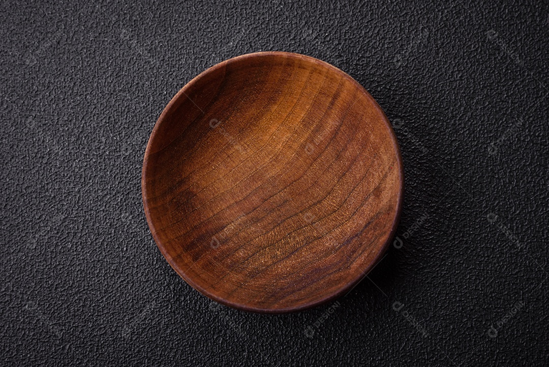 Um recipiente cilíndrico vazio feito de madeira para especiarias ou sal. Utensílios de cozinha