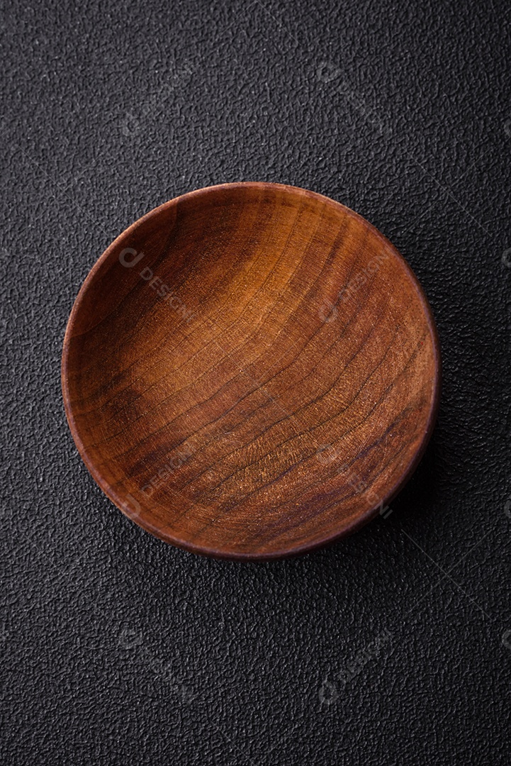 Um recipiente cilíndrico vazio feito de madeira para especiarias ou sal. Utensílios de cozinha