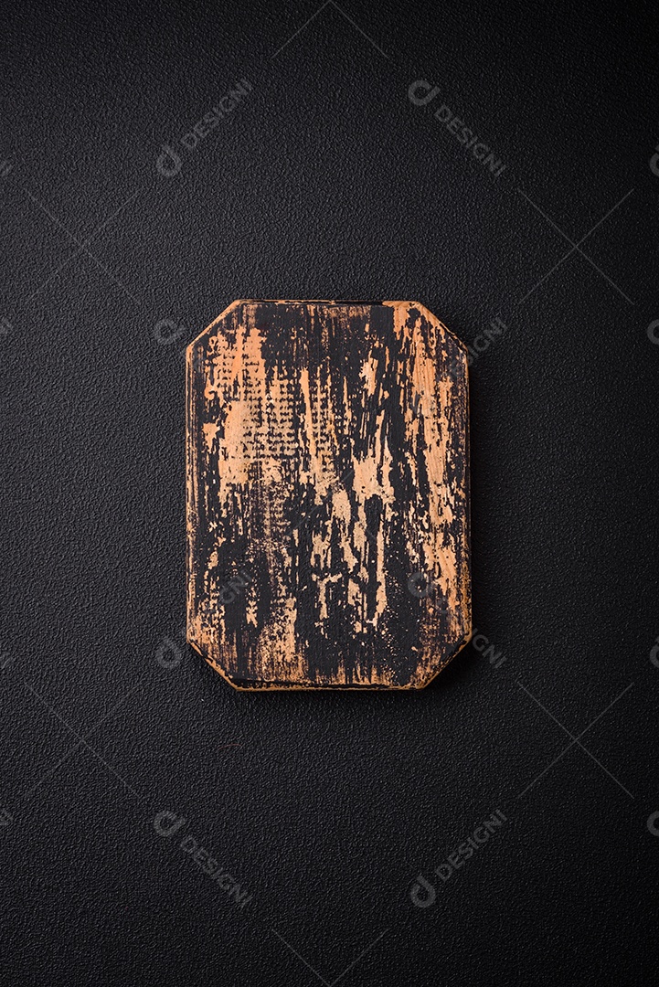 Tábua de madeira vazia para preparar ingredientes para preparar um prato delicioso. Utensílios de cozinha