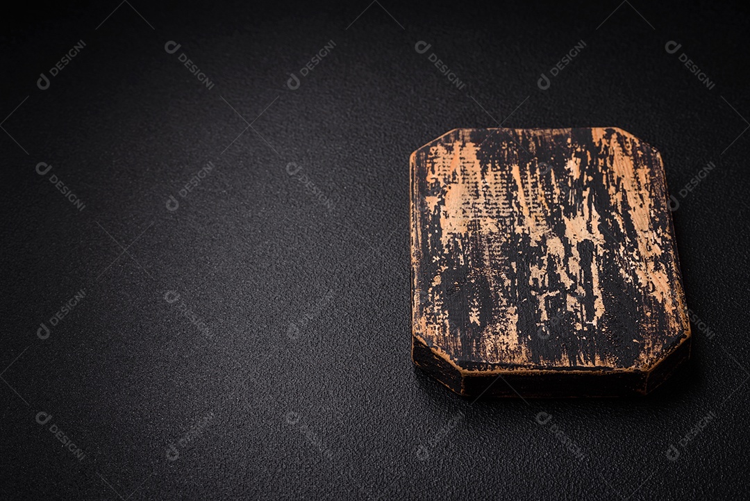 Tábua de madeira vazia para preparar ingredientes para preparar um prato delicioso. Utensílios de cozinha