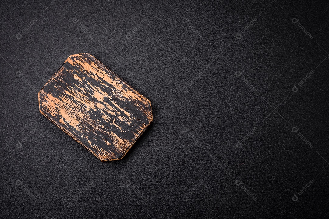 Tábua de madeira vazia para preparar ingredientes para preparar um prato delicioso. Utensílios de cozinha