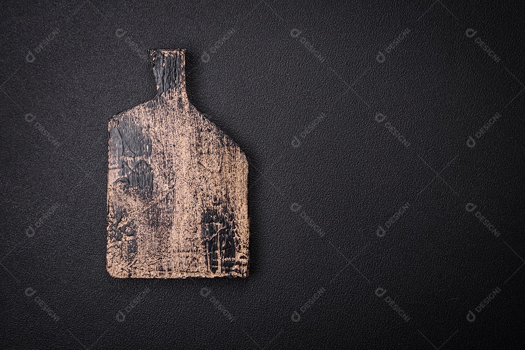 Tábua de madeira vazia para preparar ingredientes para preparar um prato delicioso. Utensílios de cozinha