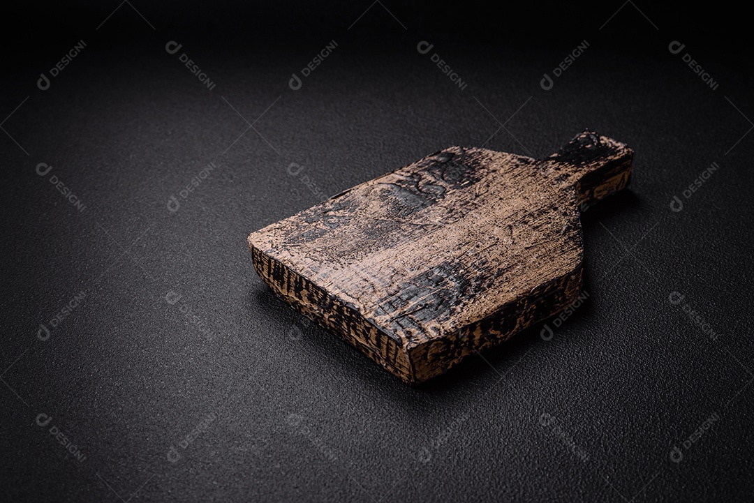 Tábua de madeira vazia para preparar ingredientes para preparar um prato delicioso. Utensílios de cozinha