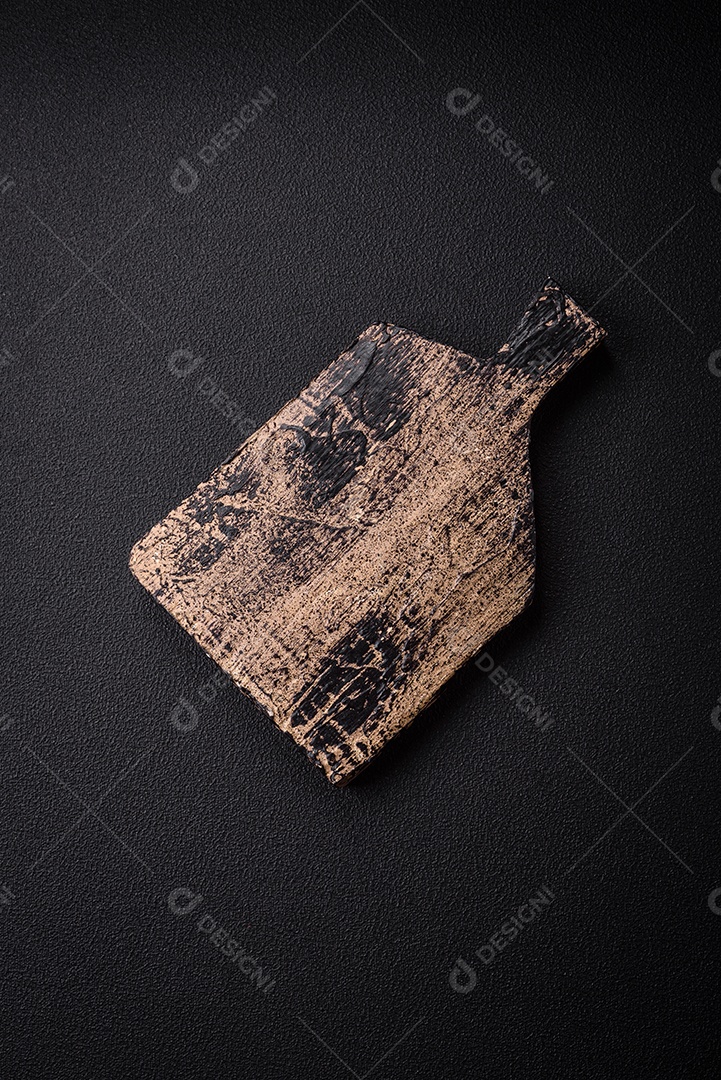 Tábua de madeira vazia para preparar ingredientes para preparar um prato delicioso. Utensílios de cozinha