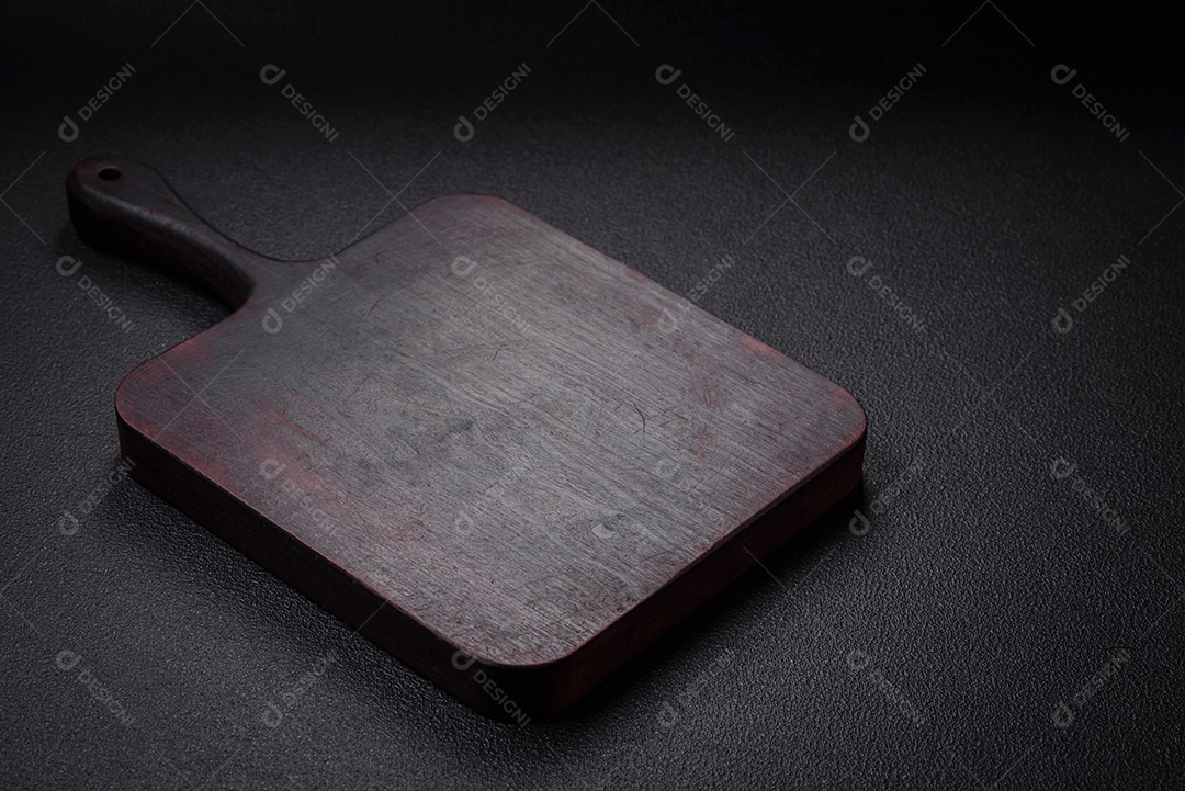 Tábua de madeira vazia para preparar ingredientes para preparar um prato delicioso. Utensílios de cozinha