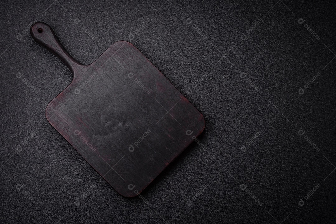 Tábua de madeira vazia para preparar ingredientes para preparar um prato delicioso. Utensílios de cozinha