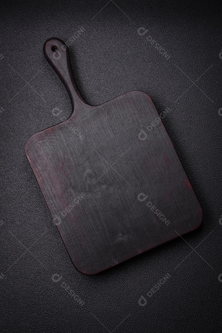 Tábua de madeira vazia para preparar ingredientes para preparar um prato delicioso. Utensílios de cozinha