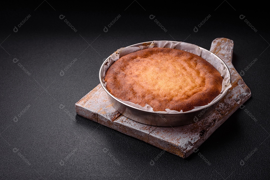 Deliciosa torta caseira assada ou torta em fundo de concreto texturizado