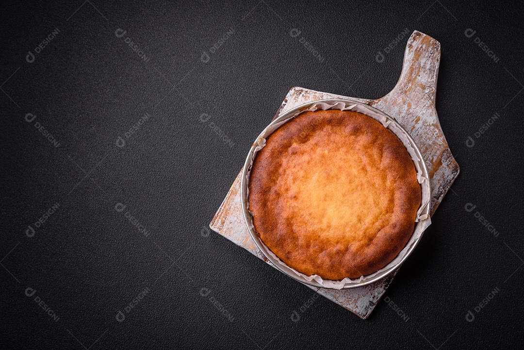 Deliciosa torta caseira assada ou torta em fundo de concreto texturizado