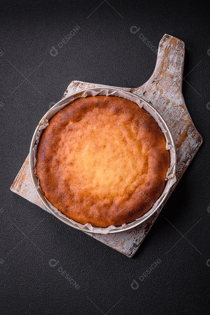 Deliciosa torta caseira assada ou torta em fundo de concreto texturizado