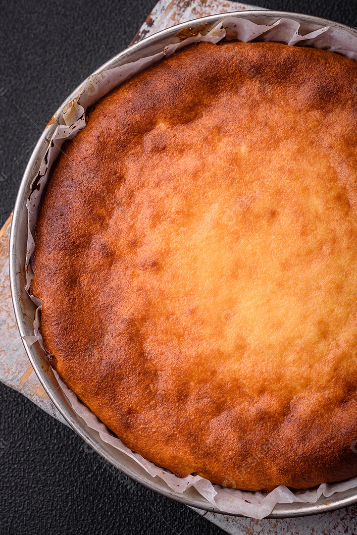 Deliciosa torta caseira assada ou torta em fundo de concreto texturizado