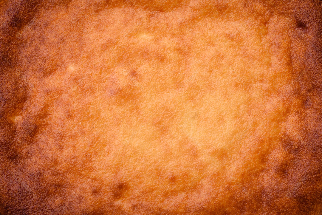 Deliciosa torta caseira assada ou torta em fundo de concreto texturizado