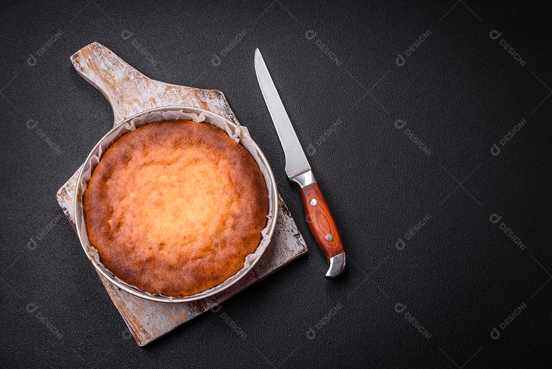 Deliciosa torta caseira assada ou torta em fundo de concreto texturizado