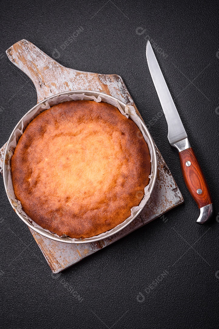 Deliciosa torta caseira assada ou torta em fundo de concreto texturizado