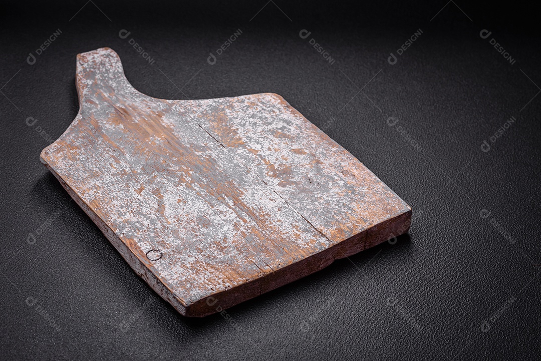 Tábua de madeira vazia para preparar ingredientes para preparar um prato delicioso. Utensílios de cozinha