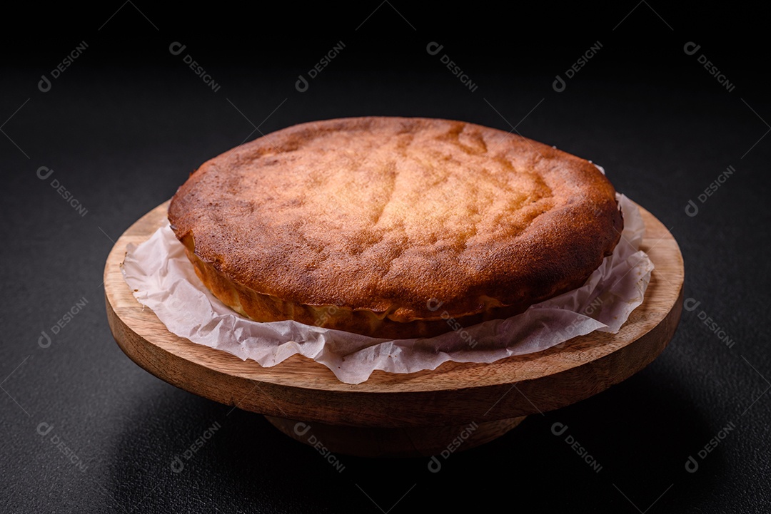 Deliciosa torta caseira assada ou torta em fundo de concreto texturizado