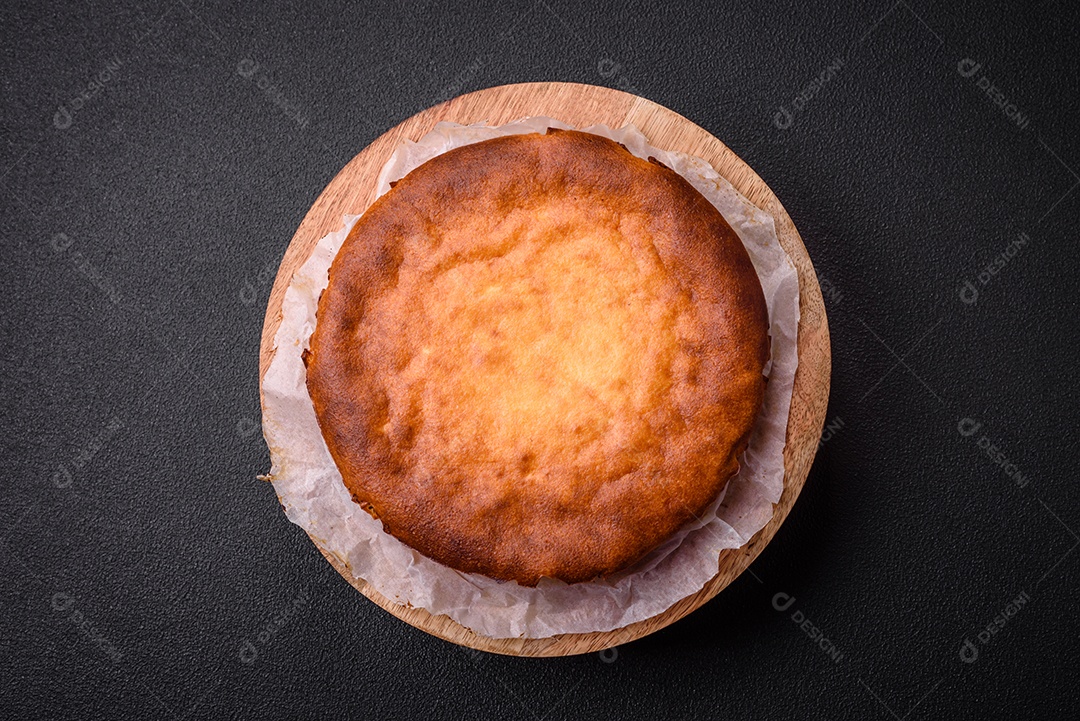 Deliciosa torta caseira assada ou torta em fundo de concreto texturizado