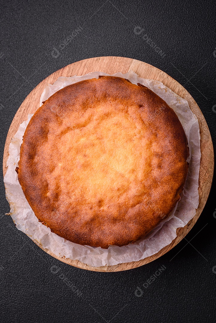 Deliciosa torta caseira assada ou torta em fundo de concreto texturizado