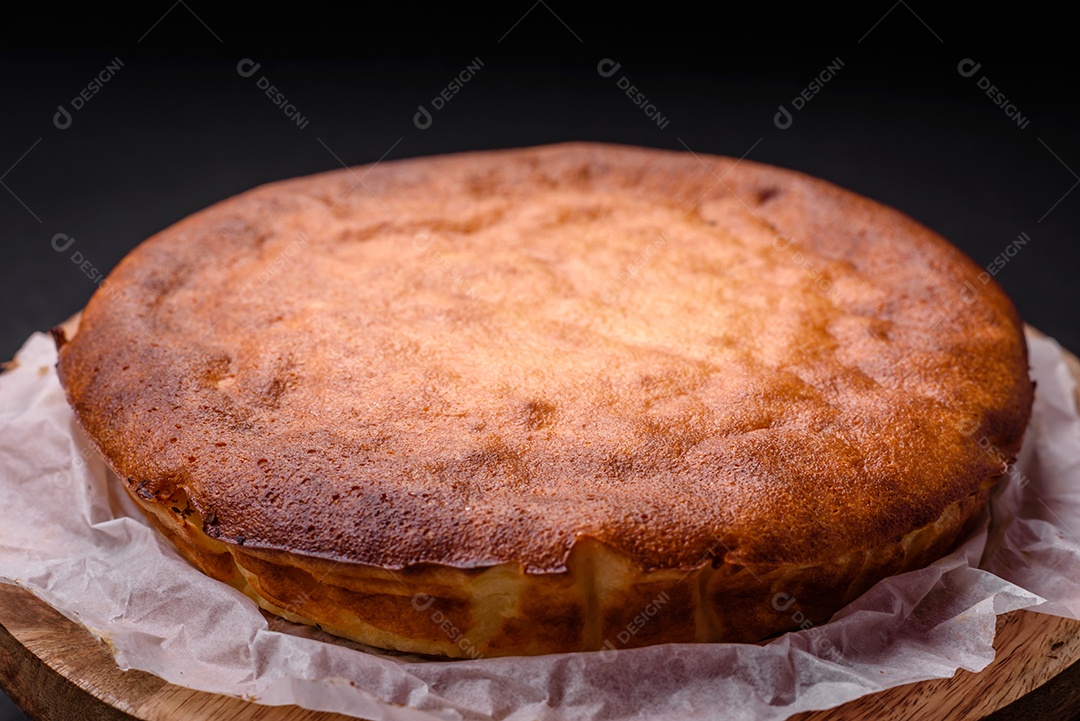 Deliciosa torta caseira assada ou torta em fundo de concreto texturizado