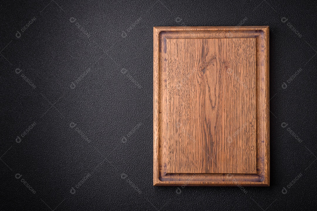 Tábua de madeira vazia para preparar ingredientes para preparar um prato delicioso. Utensílios de cozinha