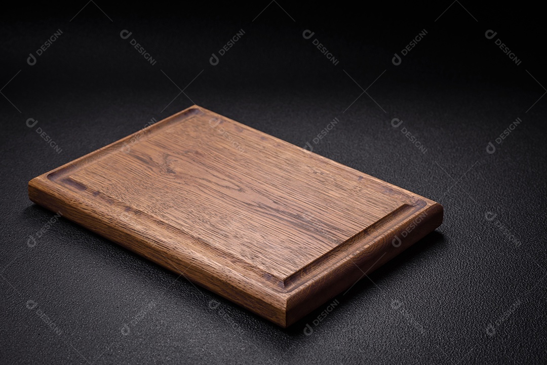 Tábua de madeira vazia para preparar ingredientes para preparar um prato delicioso. Utensílios de cozinha