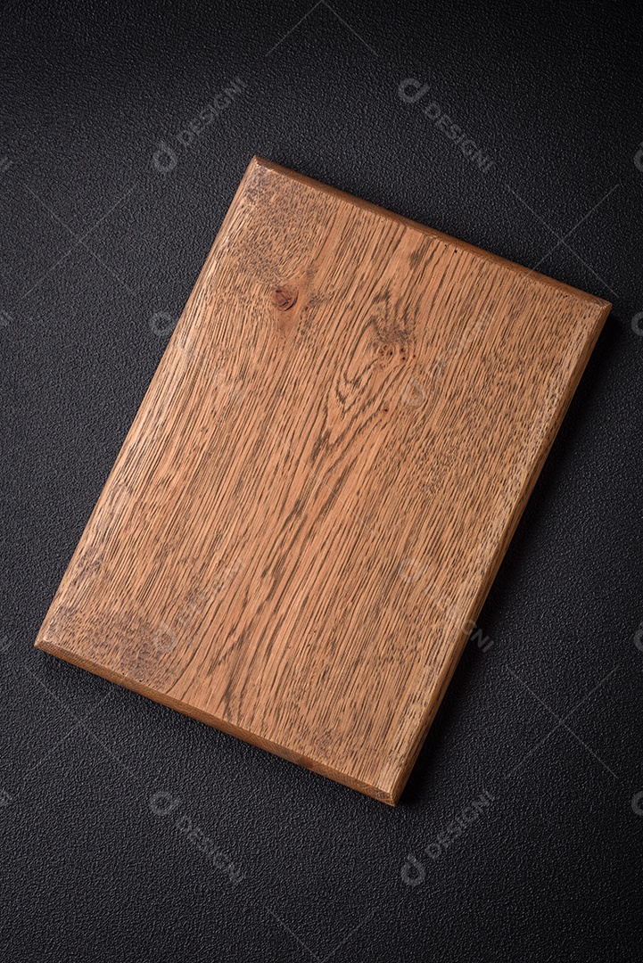 Tábua de madeira vazia para preparar ingredientes para preparar um prato delicioso. Utensílios de cozinha