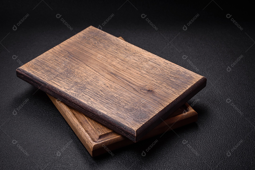 Tábua de madeira vazia para preparar ingredientes para preparar um prato delicioso. Utensílios de cozinha