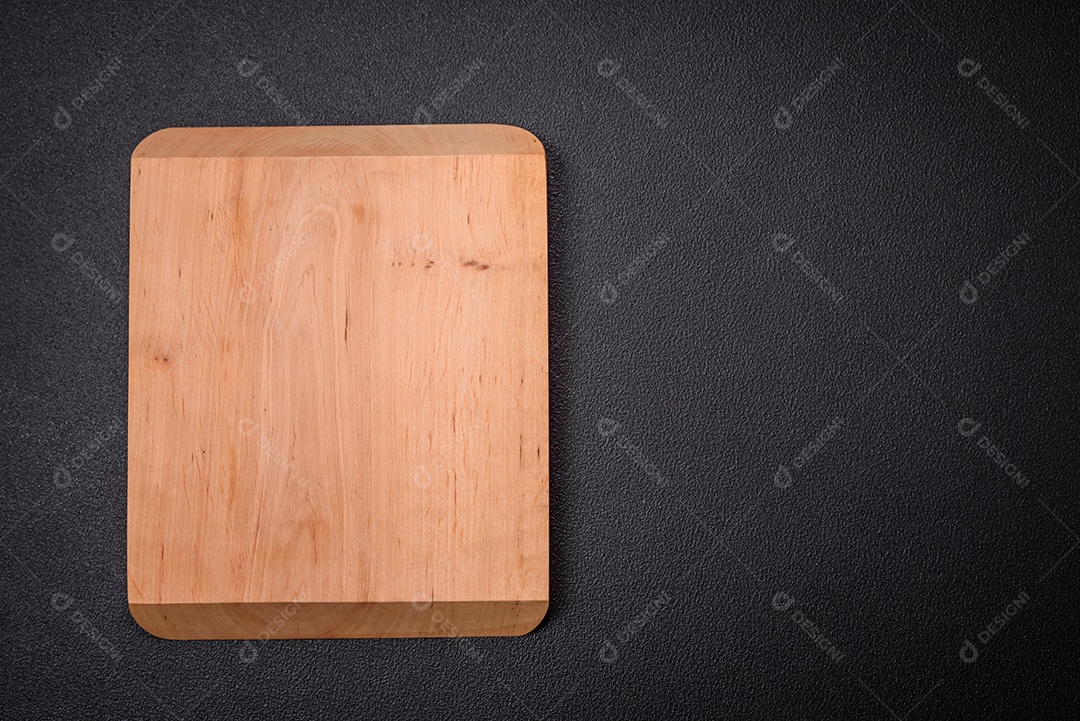 Tábua de madeira vazia para preparar ingredientes para preparar um prato delicioso. Utensílios de cozinha