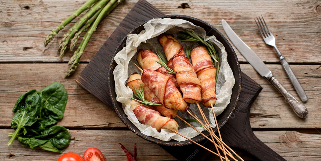 Espetinho rolo com bacon sobre mesa fundo isolado