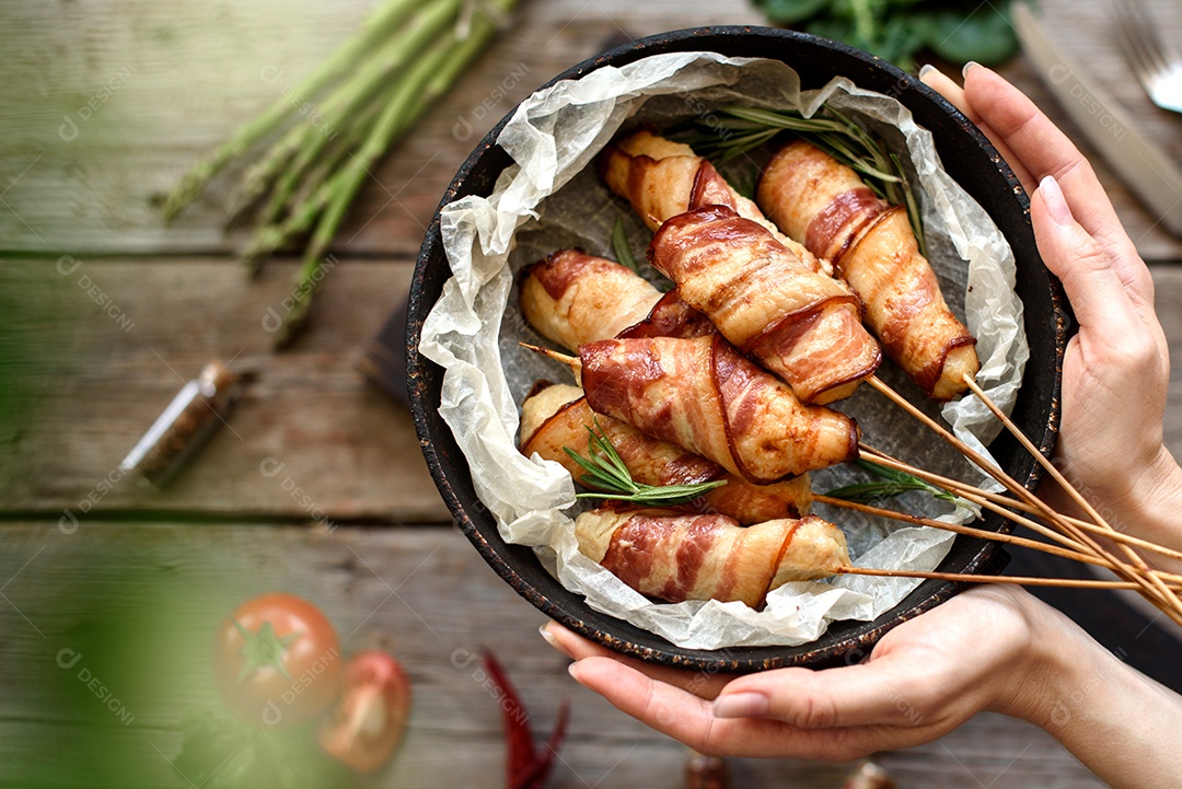 Espetinho rolo com bacon sobre mesa fundo isolado