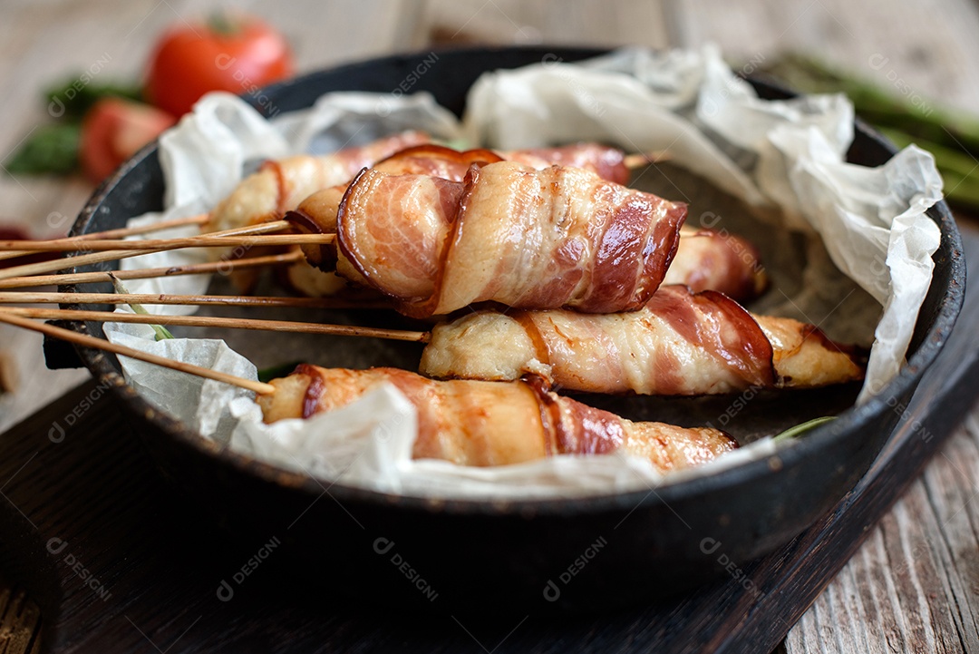 Espetinho de frango ensolarado com bacon