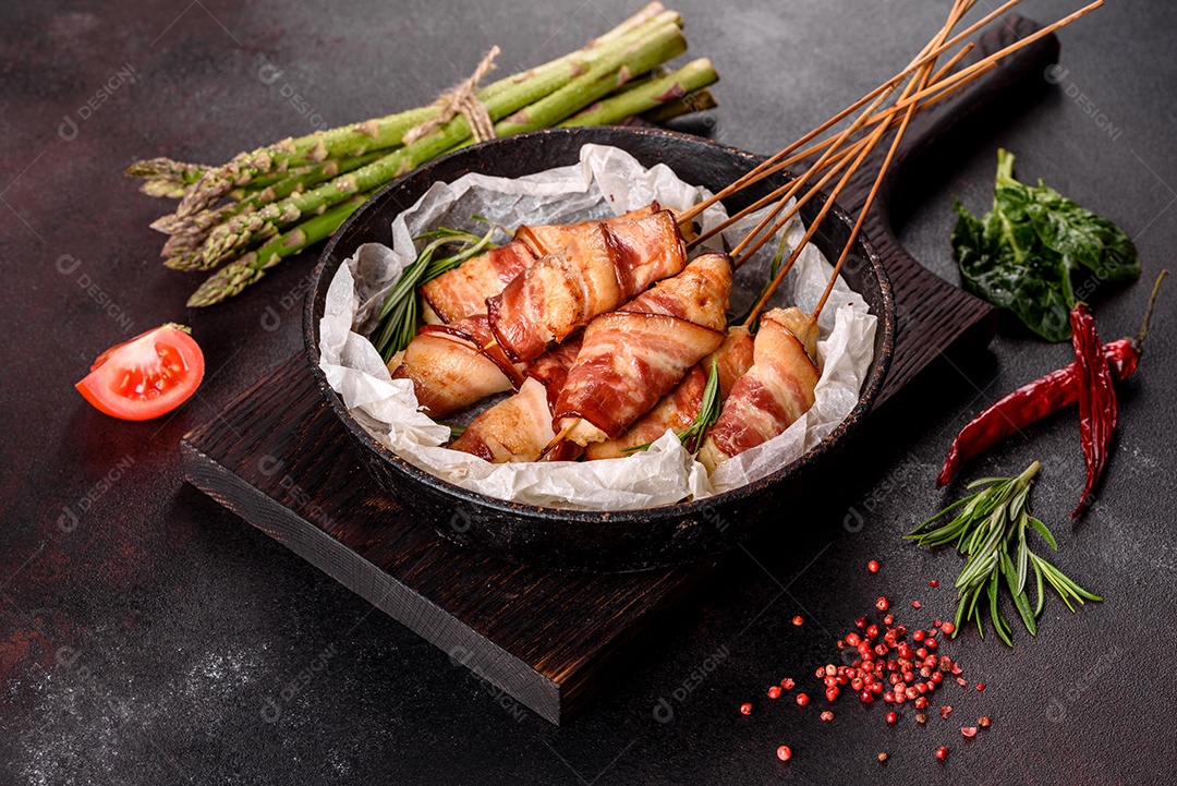 Espetinho de frango ensolarado com bacon