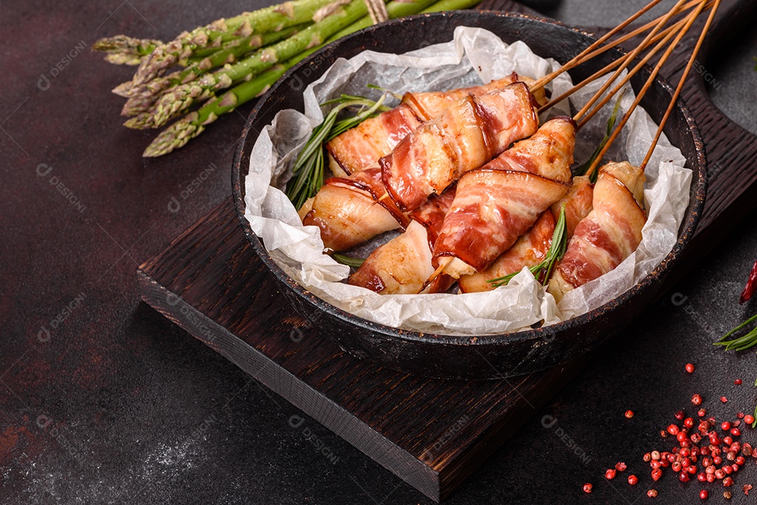 Espetinho de frango ensolarado com bacon