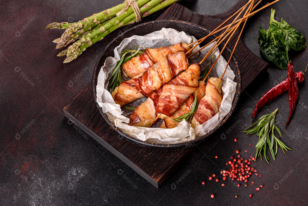 Espetinho de frango ensolarado com bacon