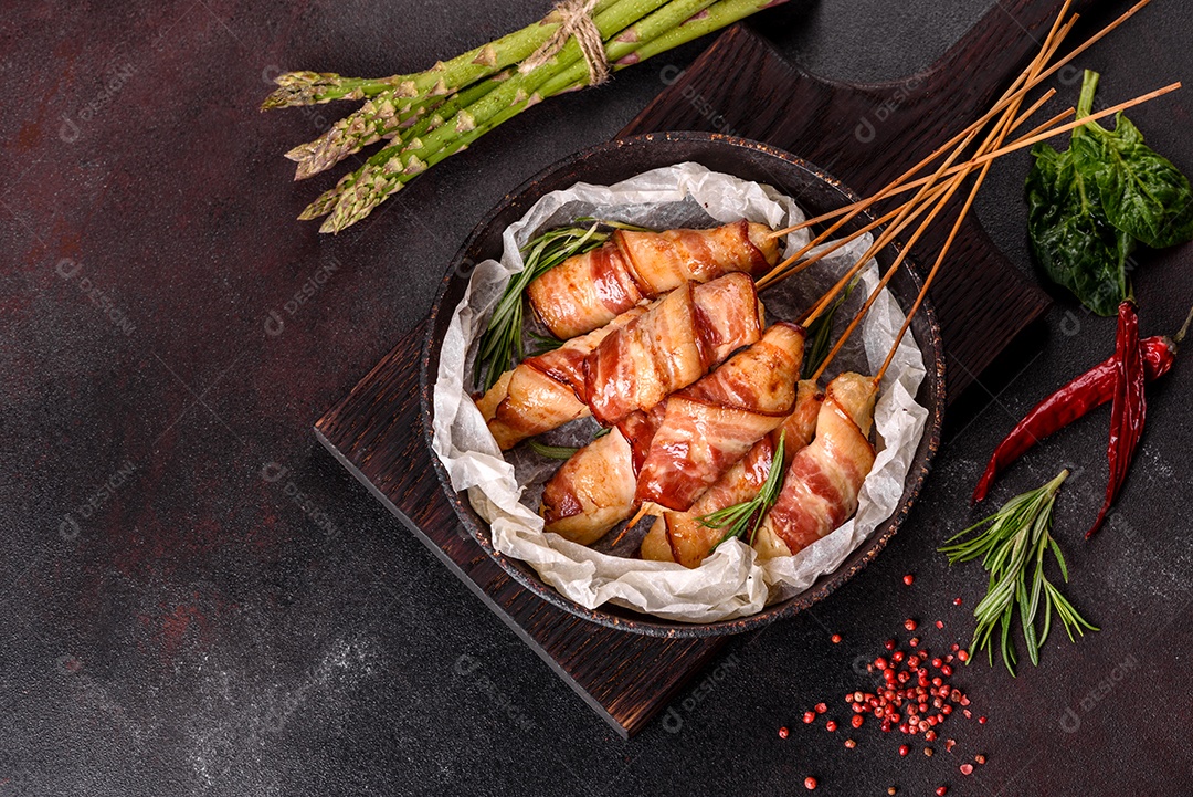 Espetinho de frango ensolarado com bacon