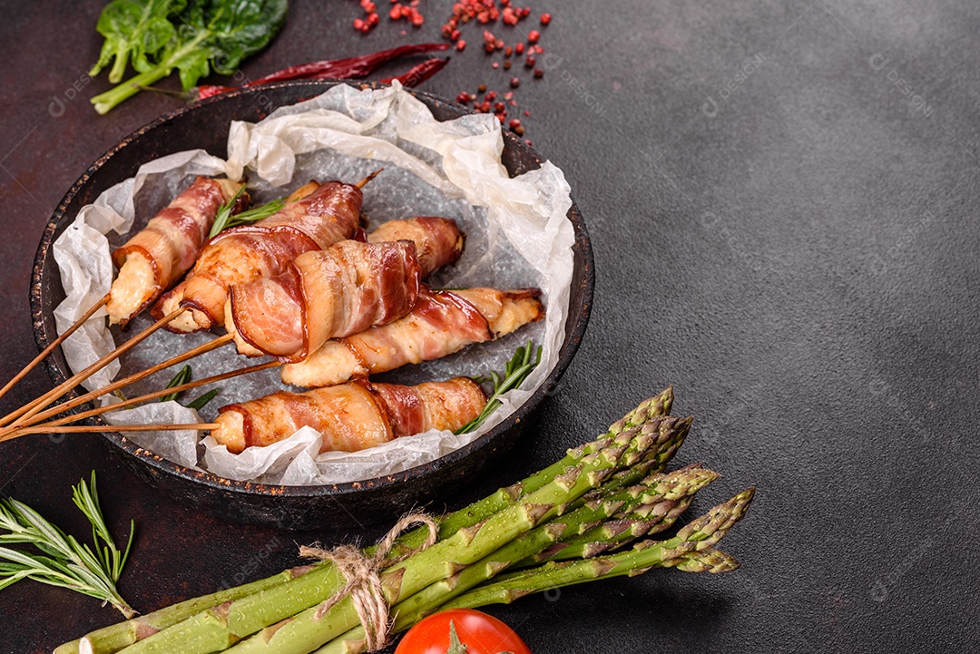 Espetinho de frango ensolarado com bacon