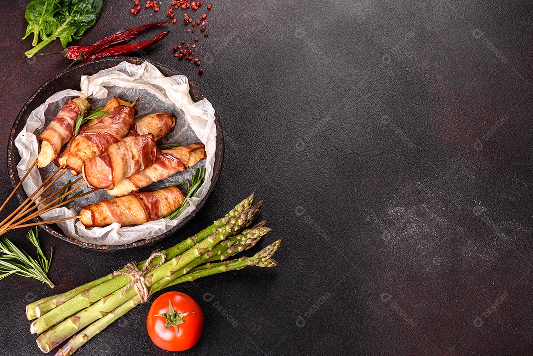 Espetinho de frango ensolarado com bacon