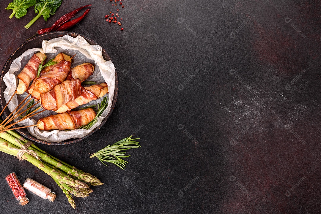 Espetinho de frango ensolarado com bacon