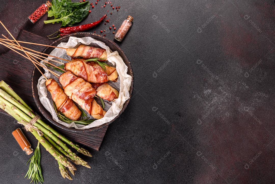 Espetinho de frango ensolarado com bacon