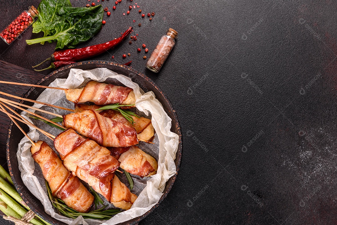 Espetinho rolo com bacon sobre mesa fundo isolado