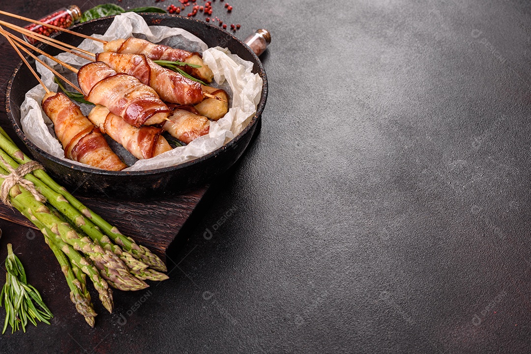 Espetinho rolo com bacon sobre mesa fundo isolado