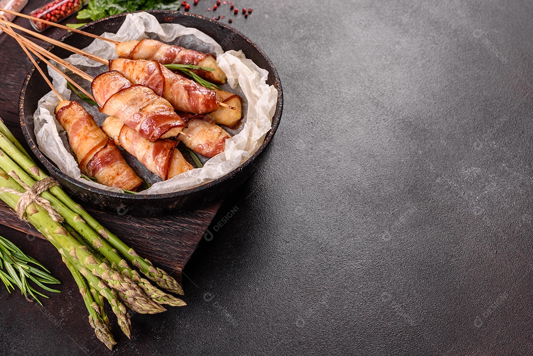 Espetinho rolo com bacon sobre mesa fundo isolado