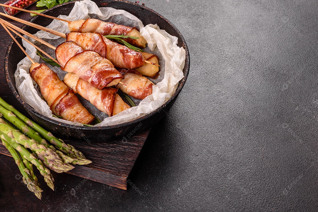 Espetinho rolo com bacon sobre mesa fundo isolado