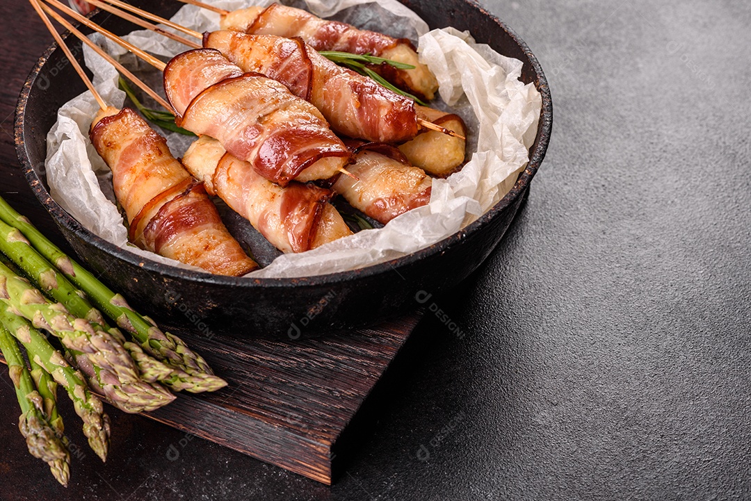 Espetinho rolo com bacon sobre mesa fundo isolado