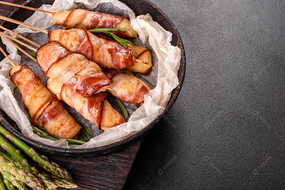 Espetinho rolo com bacon sobre mesa fundo isolado